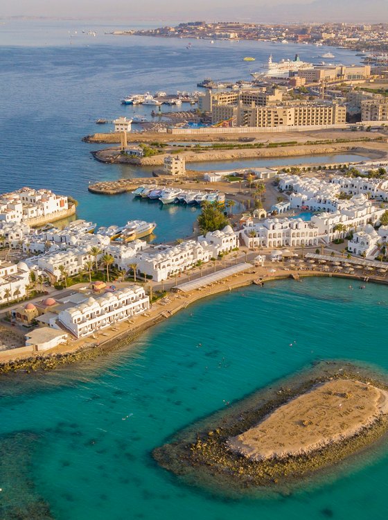 Küste von Hurghada aus der Luft, im Hintergrund Hafen und Stadt