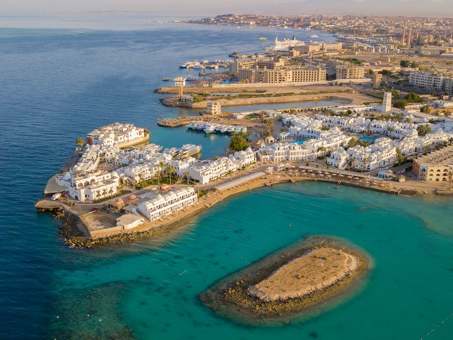Küste von Hurghada aus der Luft, im Hintergrund Hafen und Stadt