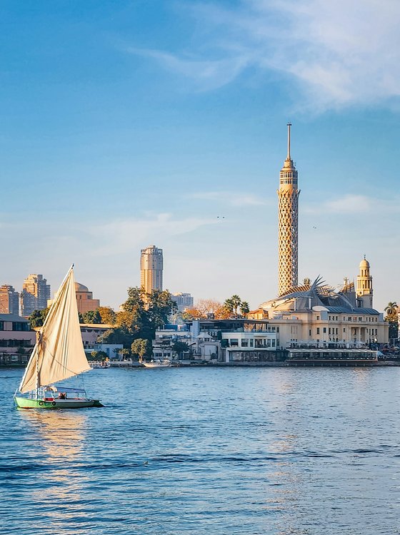 Feluke auf dem Nil vor dem Cairo Tower in Kairo