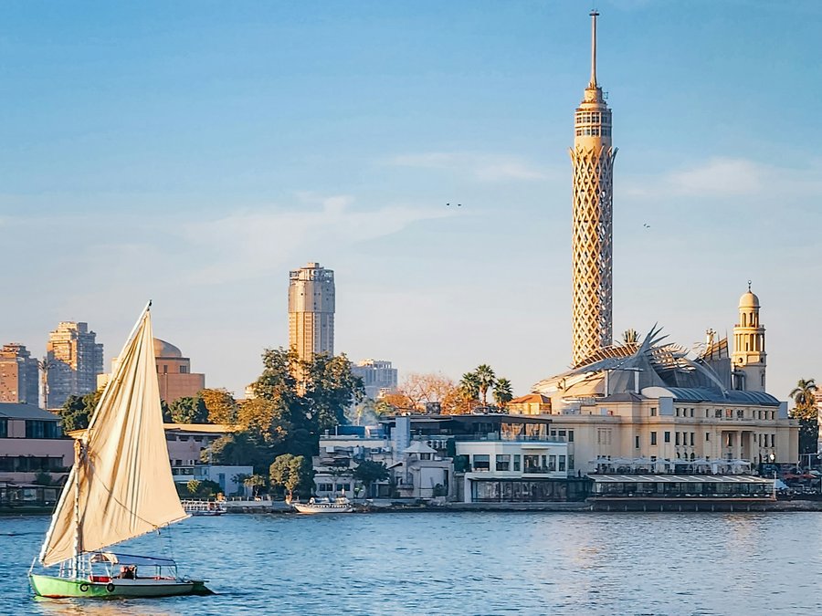 Feluke auf dem Nil vor dem Cairo Tower in Kairo