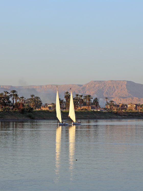Feluken auf dem Nil in Luxor, dahinter das Westufer und die thebanischen Berge