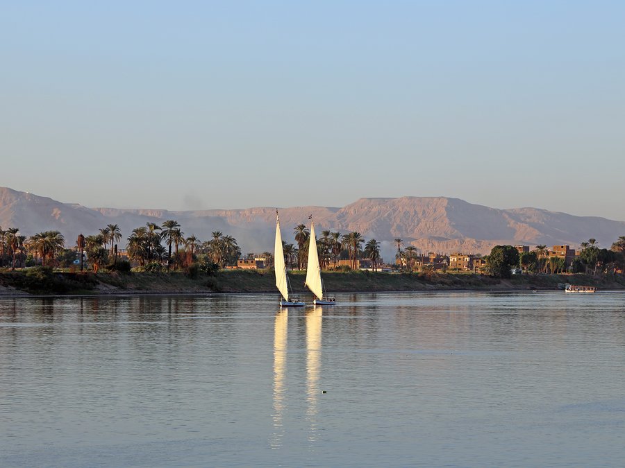 Feluken auf dem Nil in Luxor, dahinter das Westufer und die thebanischen Berge