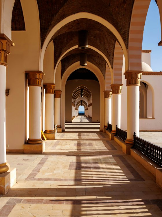 Säulengang an der Arrivals Piazza in Sahl Hasheesh, am Ende das Rote Meer