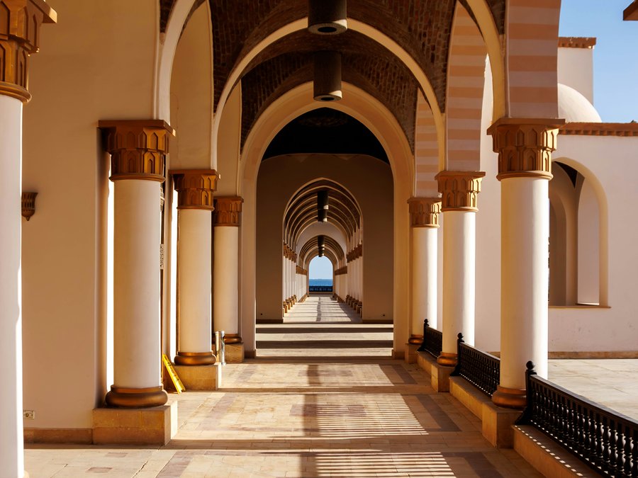 Säulengang an der Arrivals Piazza in Sahl Hasheesh, am Ende das Rote Meer