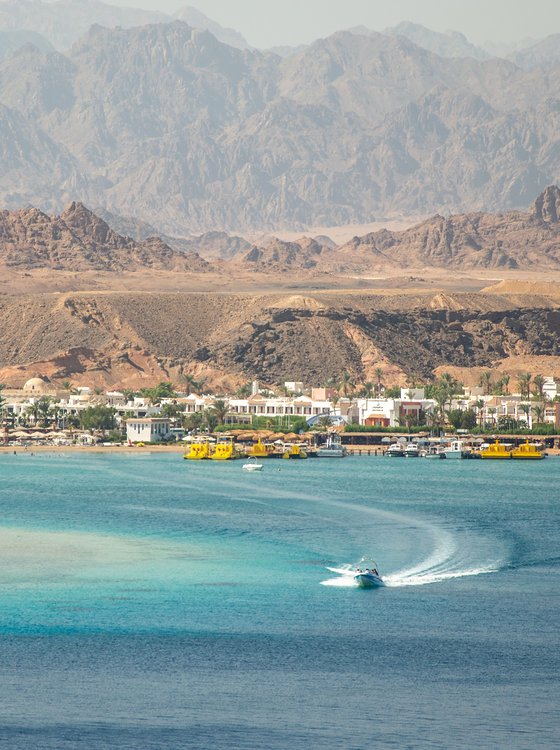 Badebucht in Sharm El Sheikh vor den Bergen des Sinai
