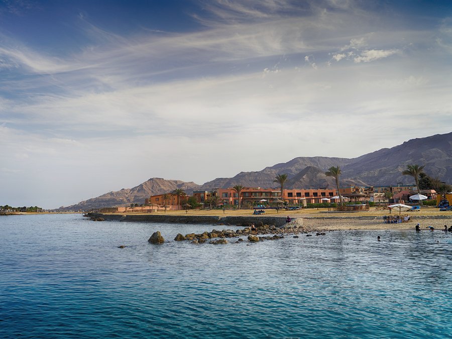 Küste von Ain Sokhna mit den Bergen dahinter